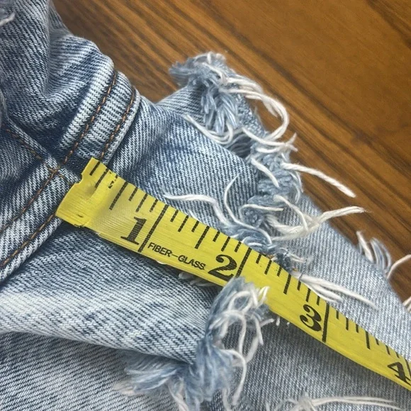 ABERCROMBIE & FITCH Distressed Light Wash Mom Short - Picture 8 of 9